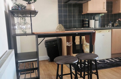 Wolverhampton Apartment | Tettenhall Road Retreat - Modern Apartment