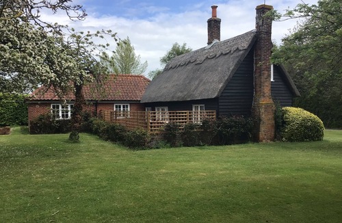 Manningtree Cottage | Thatched Cottage in the countryside