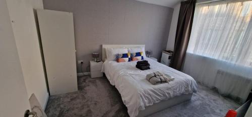 Barking Villa | The Aurum