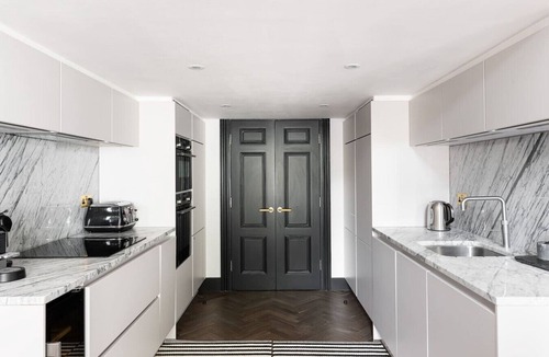 Pembridge Apartment | The Bengal Tiger – 2 BR with Patio in Notting Hill