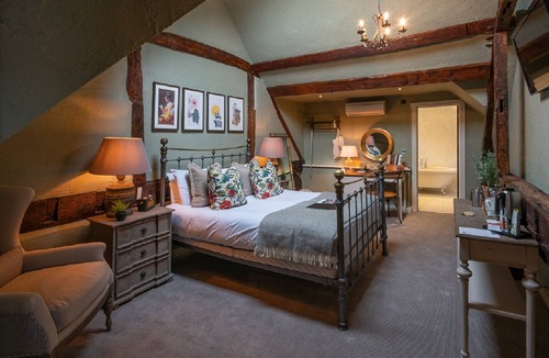 Knowl Hill Hotel | The Bird In Hand