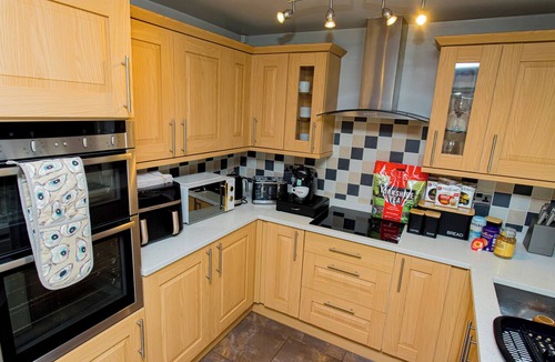 Warrington House | The Cheshire Abode-Central Warrington-Stadium, Station Access-Sleeps 5