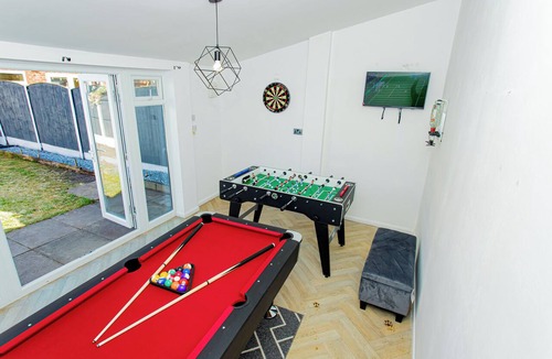 Warrington House | The Cheshire Abode-Central Warrington-Stadium, Station Access-Sleeps 5