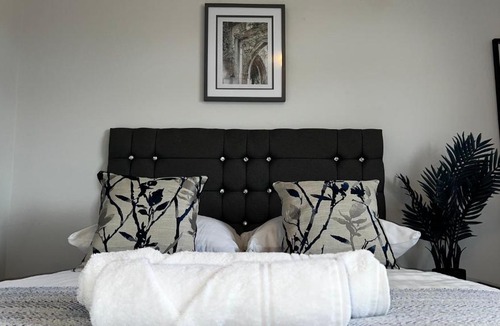 Blacon Apartment | The Cheshire Gathering - With Hot Tub