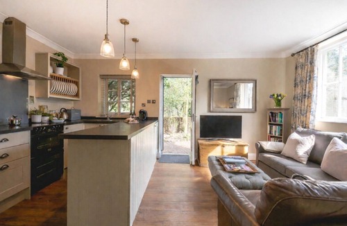 Tattingstone Cottage | The Coach House - a cottage that sleeps 2 guests in 1 bedroom