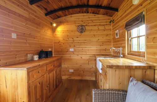Mappleton Cottage | THE DAMSELFLY, romantic, with a garden in Hornsea