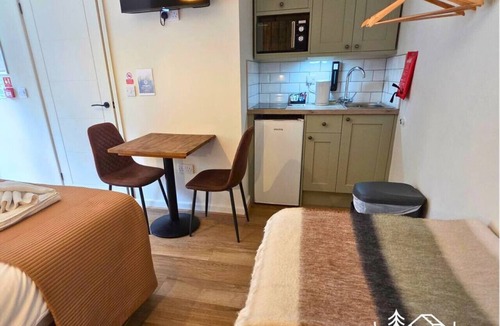 Dibden Purlieu House | The Distinguished Squirrel - Room 4 - New Forest