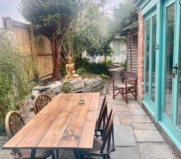 Glastonbury Bed & Breakfast | The Dragonfly Guesthouse - SELF CATERED