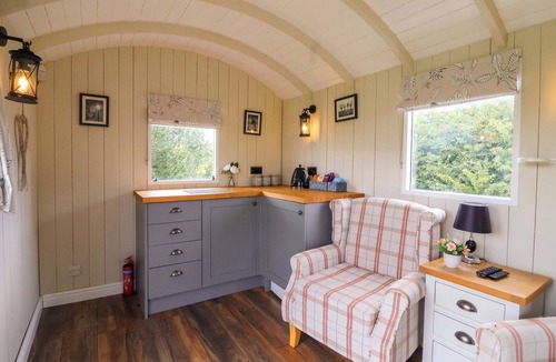 Mappleton Cottage | THE DRAGONFLY, romantic, with a garden in Hornsea