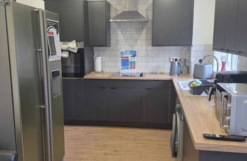 Runcorn House | The Glen: Contractor Haven | Fast Wi‑Fi | Easy Parking - by Hosterooo