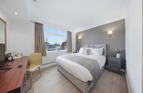 Leigh Hotel | The Greyhound Hotel