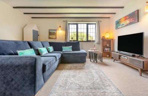 North Buckland House | The Hide - 2 bed cottage, pool, close to beaches