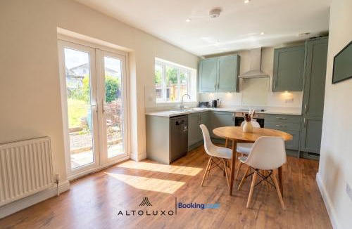 Mangotsfield House | The Jungle Comfy & Spacious 3BR by AltoLuxo Short Lets & Serviced Accommodation With Free WiFi & Parking