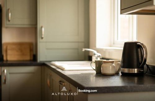 Mangotsfield House | The Jungle Comfy & Spacious 3BR by AltoLuxo Short Lets & Serviced Accommodation With Free WiFi & Parking
