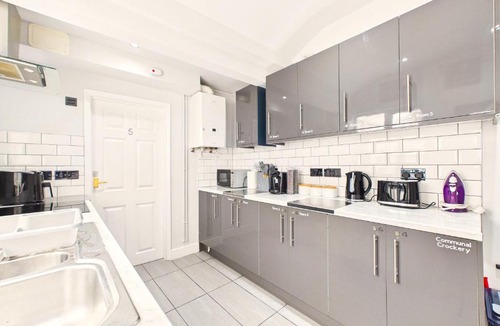 Kettering House | The Kettering Residence , Private Ensuite Rooms , Wicksteed Park , KGH , Silverstone
