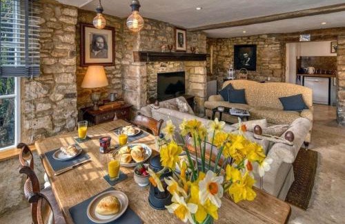 Moreton-in-Marsh House | The Little Window Classic Cotswolds Cottage