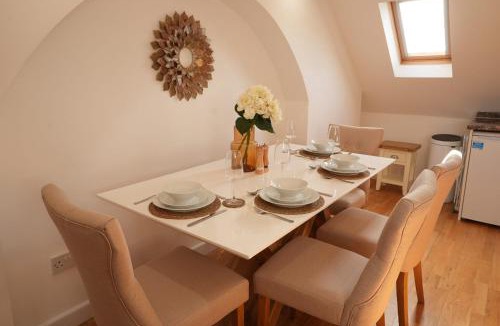 Mill Road Apartment | The Loft - KING BED, Central, Entire Apartment