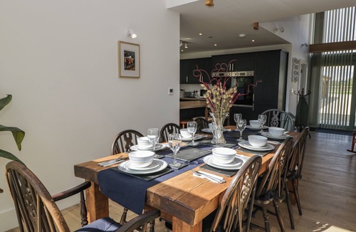 South Leigh Cottage | THE OLD BARN, character holiday cottage, with open fire in Eynsham