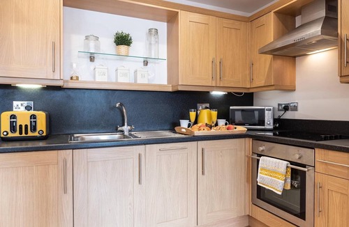Newbury Apartment | The Old Library - Modern Apartment near the Train Station and Racecourse