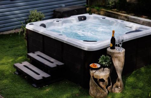 Wick House | The Pine Cabins including Games Room, Camp fire & Hot tub
