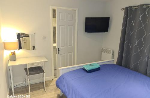 Padworth Apartment | The Reading three bedroom apartment with gardens, suitable for contractors