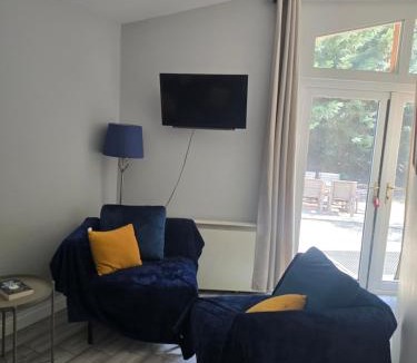 Padworth Apartment | The Reading three bedroom chalet with gardens, suitable for contractors