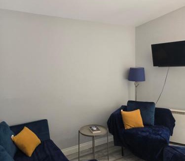 Padworth Apartment | The Reading three bedroom chalet with gardens, suitable for contractors