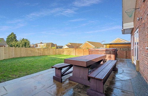 Gravesend House | The Roost Group - 8-Bed Home: Hot Tub WiFi Parking