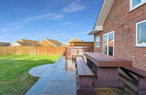 Gravesend House | The Roost Group - 8-Bed Home: Hot Tub WiFi Parking