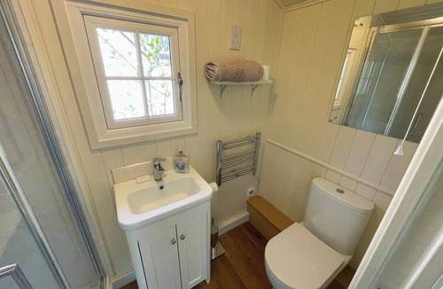 Wallingford Cottage | THE SHEPHERDS HUT, romantic, with a garden in Wallingford