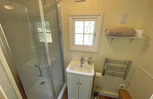 Wallingford Cottage | THE SHEPHERDS HUT, romantic, with a garden in Wallingford
