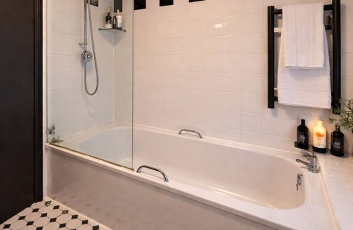 Beenham Bed & Breakfast | The Six Bells