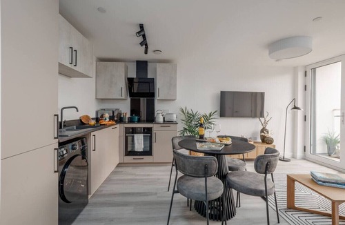 Poole Apartment | The Sloop - Restaurants & Poole Park close by with balcony