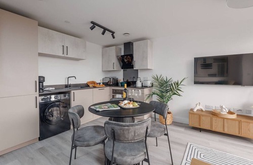 Poole Apartment | The Sloop - Restaurants & Poole Park close by with balcony