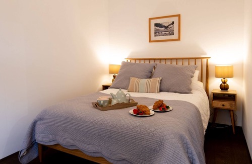 Darsham Cottage | The Stables, Darsham Old Hall - sleeps 2 guests in 1 bedroom