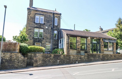 Oakworth House | THE STONE MASONS HOUSE, pet friendly, with hot tub in Oakworth