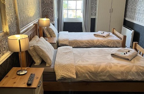 Cranleigh Hotel | The White Hart pub and rooms