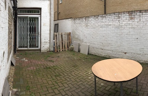 Cricklewood House | The White House 7 DOUBLE BED HOUSE FULLY-EQUIPPED