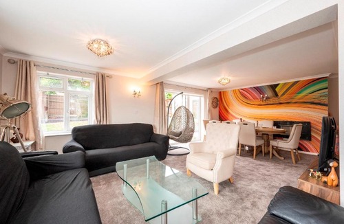 St. Mary's House | The Willow House 4BR Garden Parking for 2 - Pass the Keys