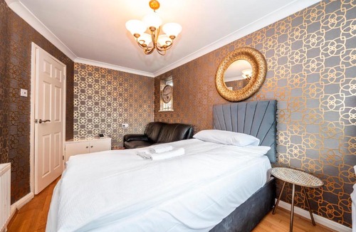 St. Mary's House | The Willow House 4BR Garden Parking for 2 - Pass the Keys