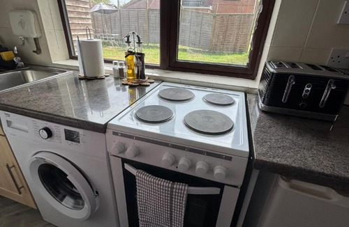 Runnymede Apartment | Thorpe Park Studio - Detached Stay & Free Gated Parking