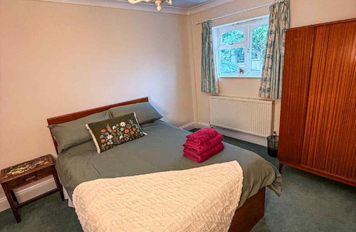 Highbridge Apartment | Three Bedroom Bungalow ideal for families or contractors Highbridge