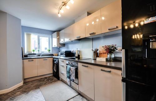 Runcorn House | Three Bedroom House in Runcorn Close To The Lake with Free Parking