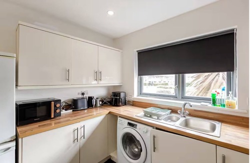 Thames House | Three Stay, Large En-suite King Size Room with Balcony