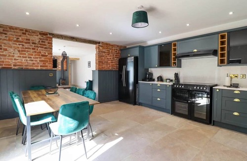 Weston Rhyn House | Threshers Barn PG farm