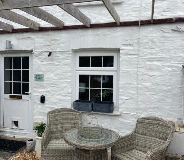 Lostwithiel House | Tiny romantic cottage for two.