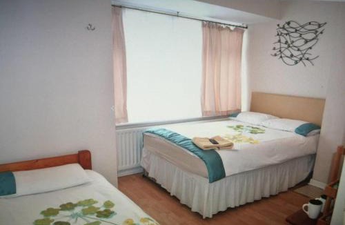 Harlington House | Tiny Single shared bathroom Room ssbyr