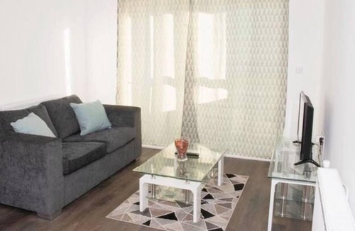 West Thurrock Apartment | TMS Beautiful 2BR Apartment! Ensuite! Lakeside