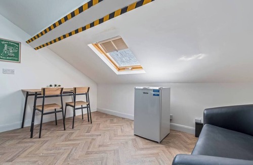 Ilkeston Apartment | Top Floor Studio Apartment with Skylight & Fast WiFi in Ilkeston