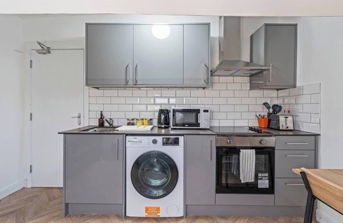Ilkeston Apartment | Top Floor Studio Apartment with Skylight & Fast WiFi in Ilkeston